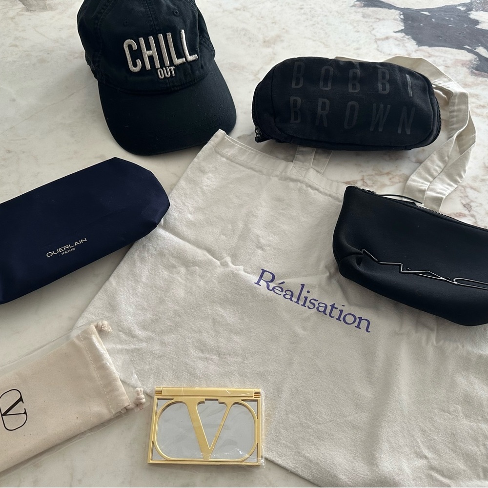 valentino makeup mirror+ makeup bags bundle